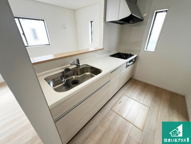 八尾市新家町　第1期　新築一戸建てのキッチン|リビングと統一感があり、使い勝手のいいキッチン。広々としているので、二人並んで作業が出来ちゃいます。お子様と一緒に色々なお料理に挑戦できるスペースがあります。