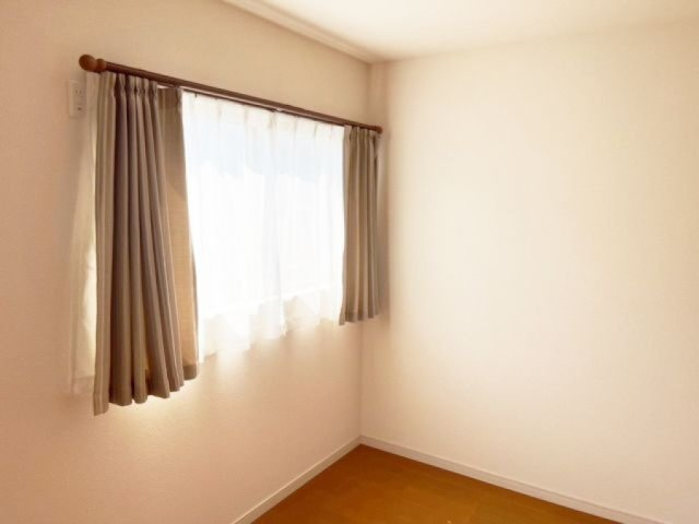 月見ヶ丘3丁目の洋室