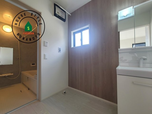 菊池市隈府第2-1棟（1号棟）　の内観：施工例|ゆとりの洗面スペースで朝の身支度もスムーズに。暮らしを快適に変えるシャワー付洗面台です！