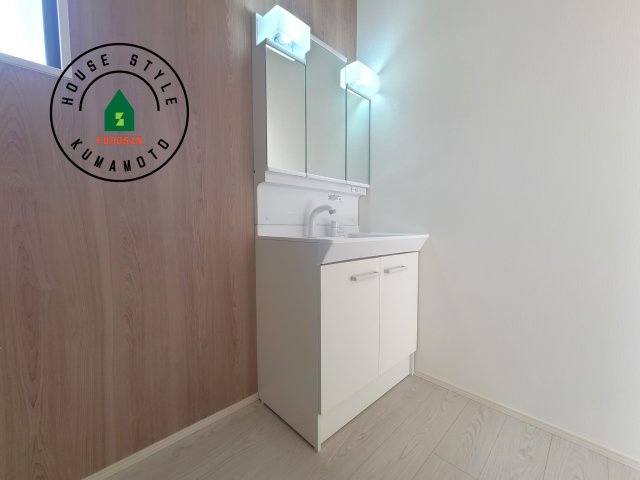 菊池市隈府第2-1棟（1号棟）　の内観：施工例|毎日使うものだから清潔な空間を保ちたい水回り。洗面にはそんな願いを解消させてくれる収納アイデアが満載です。三面鏡の裏側にはキャビネットが現れ小物から背の高い物まで収納できます。