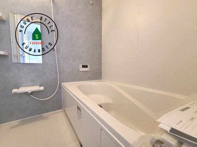 菊池市隈府第2-1棟（1号棟）　の内観：施工例|ウ窓もあるので換気も安心ですね。同社仕様。1日の疲れを癒してくれる広々バスルーム。雨の日のお洗濯にも大活躍な浴室乾燥機付です！