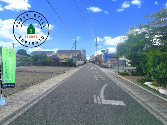 菊池市隈府第2-1棟（1号棟）　の前面道路含む現地写真|前面道路は閑静な住宅地をはしる車通りの少ない道路。お車の出し入れが苦手なママや小さなお子様にも安心ですね。しっかり舗装もされているので、ベビーカーや自転車で通っても快適に通行できます。