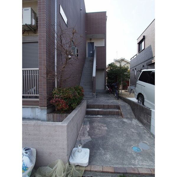 ウイングコート新守山のエントランス