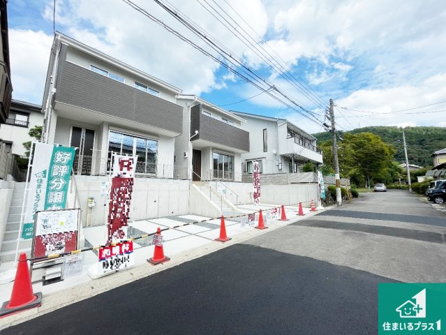 京都市伏見区醍醐古道町　第1期　新築一戸建ての前面道路含む現地写真|周辺は閑静な住宅街！前面道路広々で車の出し入れも便利です。駐車が苦手な方でも安心して車庫入れできます！