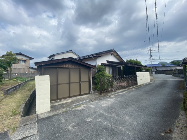 山口市折本２丁目の中古一戸建の前面道路含む現地写真