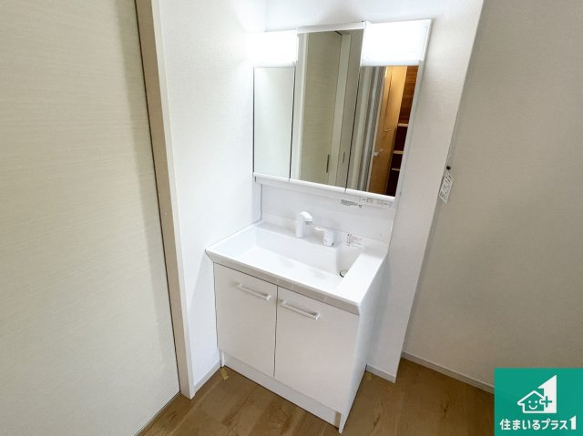 京都市伏見区深草大亀谷万帖敷町　第4期　新築一戸建ての独立洗面台|清潔感のある洗面台です。フラットな鏡は掃除がしやすく毎日清潔！鏡裏には収納があるのでスッキリとした洗面台が保てます。