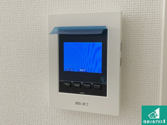 京都市伏見区深草大亀谷万帖敷町　第4期　新築一戸建ての防犯設備|カラーモニターインターホン！声だけでなく来訪者の姿や顔がモニターで確認できるので、小さなお子様がいらっしゃるご家庭でも安心できます！