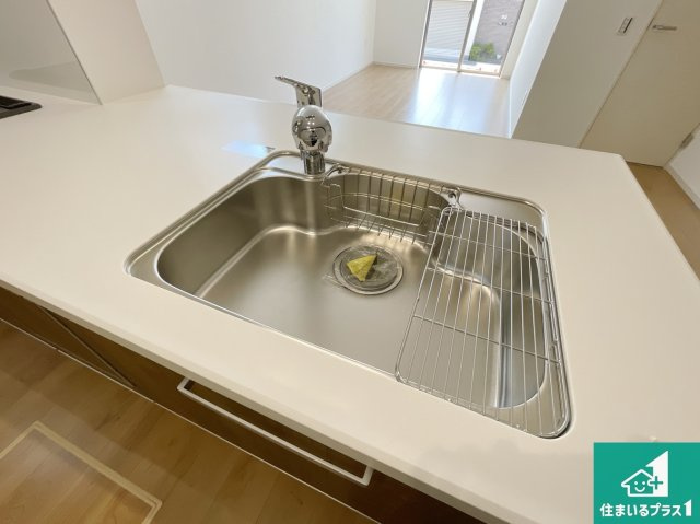 京都市伏見区深草大亀谷万帖敷町　第4期　新築一戸建ての設備|洗い物も楽にできる、広々シンク！