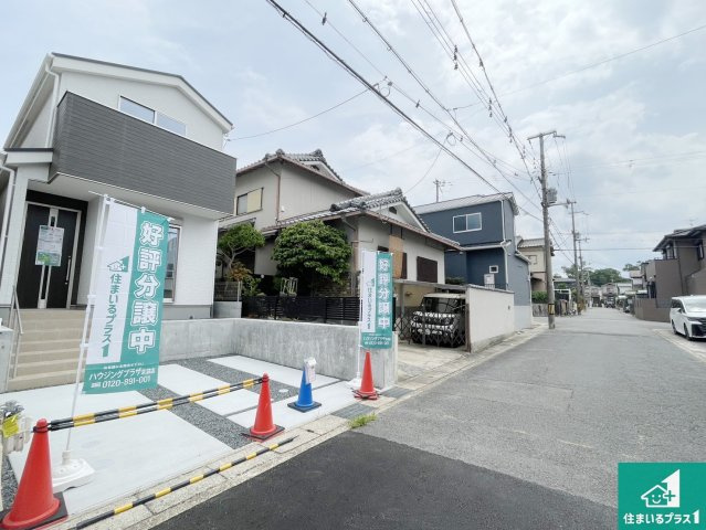 京都市伏見区深草大亀谷万帖敷町　第4期　新築一戸建ての前面道路含む現地写真|周辺は閑静な住宅街！前面道路広々で車の出し入れも便利です。駐車が苦手な方でも安心して車庫入れできます！