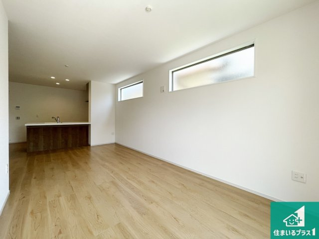 京都市伏見区深草大亀谷万帖敷町　第4期　新築一戸建ての居間・リビング|日当たり良好の明るいリビングで朝の目覚めもスッキリできそう！対面キッチンでご家族のコミュニケーションも自然と増える設計！小さなお子様が遊ぶスペースを作っても広々とくつろげるLDK！