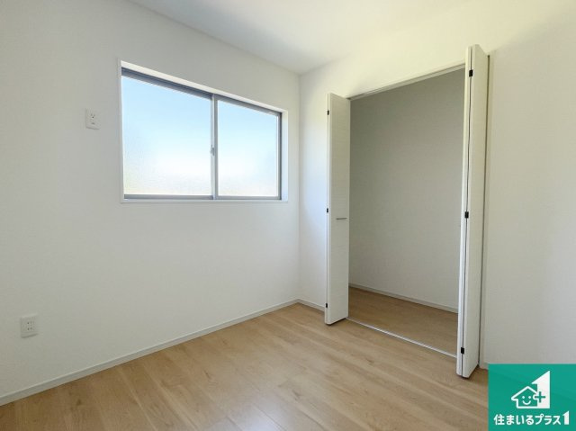 京都市伏見区深草大亀谷万帖敷町　第4期　新築一戸建ての洋室|シンプルな洋室は、自分好みのインテリアが楽しめます♪ご家族とインテリアや家具を選びに行くのは新築購入時の醍醐味の一つです。ぜひお楽しみください♪