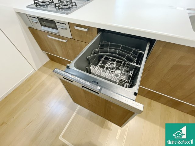 京都市伏見区深草大亀谷万帖敷町　第4期　新築一戸建ての設備|食事後の一仕事、食器洗いをボタン一つでお任せできちゃいます！場所を取らないビルトイン式なので、お料理スペースもしっかり確保！