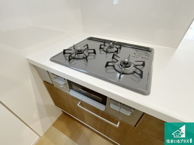 京都市伏見区深草大亀谷万帖敷町　第4期　新築一戸建ての設備|ダブル高火力Ｓｉセンサー付きコンロ！３口あるので、まとめて料理をする時も大活躍！
