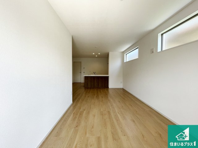 京都市伏見区深草大亀谷万帖敷町　第4期　新築一戸建ての居間・リビング|日当たり良好の明るいリビングで朝の目覚めもスッキリできそう！対面キッチンでご家族のコミュニケーションも自然と増える設計！小さなお子様が遊ぶスペースを作っても広々とくつろげるLDK！