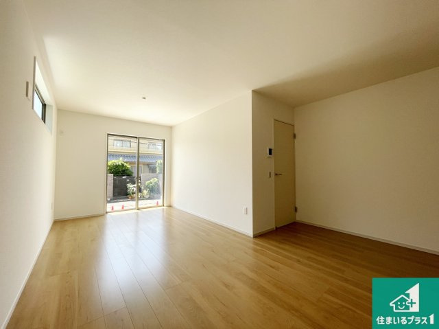 京都市伏見区深草大亀谷万帖敷町　第4期　新築一戸建ての居間・リビング|シンプルなリビングは、観葉植物等のインテリアを楽しめますね！パパ好みにも、ママ好みにも家具次第で雰囲気を変えることができます！