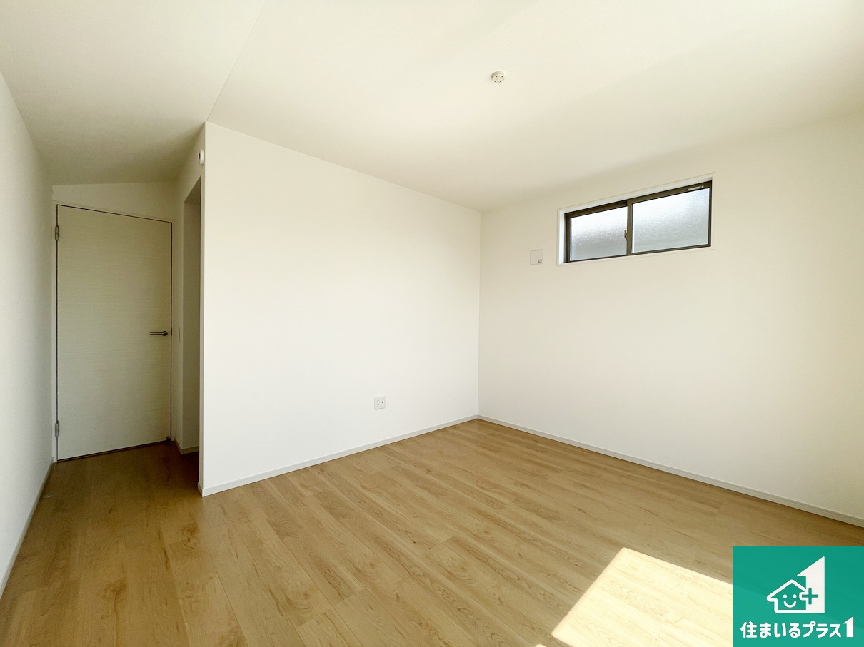 京都市伏見区深草大亀谷万帖敷町　第4期　新築一戸建ての洋室|シンプルな洋室は、自分好みのインテリアが楽しめます♪ご家族とインテリアや家具を選びに行くのは新築購入時の醍醐味の一つです。ぜひお楽しみください♪