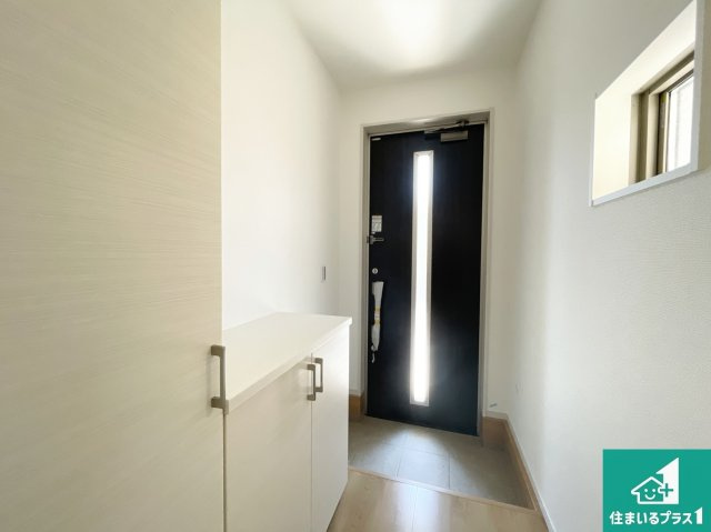 京都市伏見区深草大亀谷万帖敷町　第4期　新築一戸建ての玄関|シューズボックスにはたくさんの靴が収納できるので玄関周りはいつもスッキリ！ご家族が増えても安心！