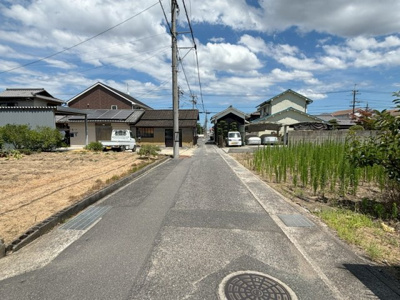 【前面道路含む現地写真】 | 土地　玉島乙島　全1区画　135.52坪 | 前面道路は北側、幅員約4ｍで一部約2.5ｍ