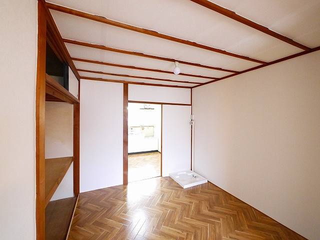 ロイヤル学園前P-Ⅱの内装|明るい色調の室内です