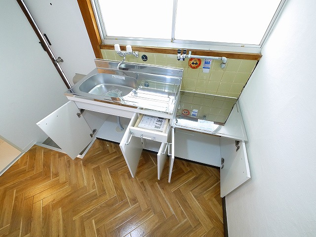 ロイヤル学園前P-Ⅱのキッチン|コンパクトなキッチンで掃除もラクラク