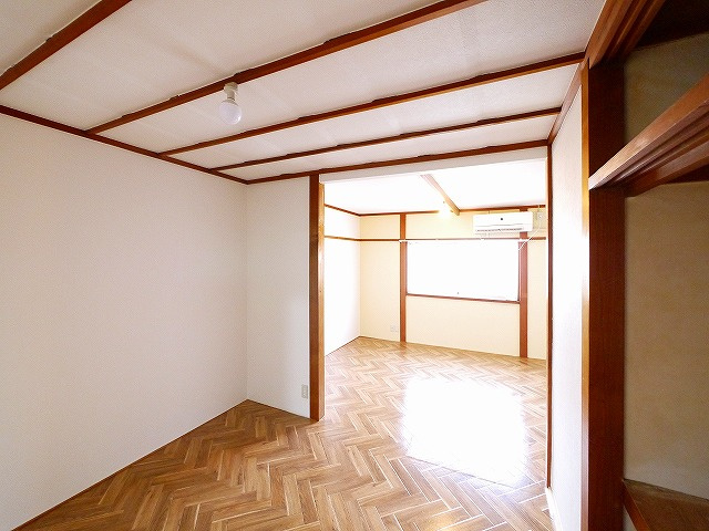 ロイヤル学園前P-Ⅱの洋室|落ち着いた色調の洋室です