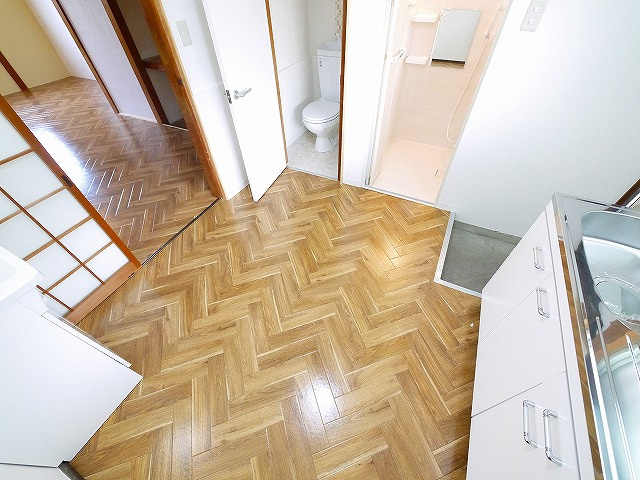 ロイヤル学園前P-Ⅱの居間・リビング|明るい室内です