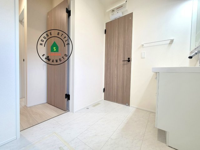 菊池市西寺第1-6棟（3号棟）の脱衣所|ゆとりの洗面スペースで朝の身支度もスムーズに。暮らしを快適に変えるシャワー付洗面台です！