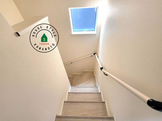 菊池市西寺第1-6棟（3号棟）の内装|＜手すり付階段＞手すりがないと階段の昇り降りで危険なことはもちろん、壁に手をつきながら歩くことで壁紙が汚れやすくなります。すべての方に快適に昇り降りしていただくため、手すりを設置しました。