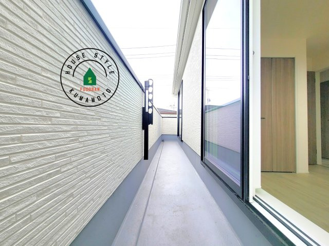 菊池市西寺第1-6棟（3号棟）のバルコニー|風をしっかりと感じられるバルコニーでは、毎日が洗濯日和です。広々としているので洗濯も楽しくなるでしょうし、気分転換にバルコニーからの眺めを楽しむのもいいでしょう。