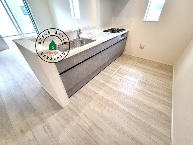 菊池市西寺第1-6棟（3号棟）のキッチン|ご家族を近くに感じられる対面キッチンのLDK。会話もはずみそうですね。