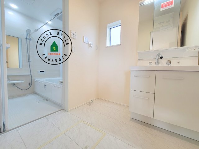 菊池市西寺第1-6棟（4号棟）の脱衣所|ゆとりの洗面スペースで朝の身支度もスムーズに。暮らしを快適に変えるシャワー付洗面台です！