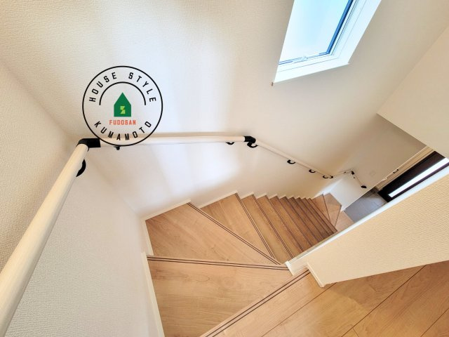 菊池市西寺第1-6棟（4号棟）の内装|＜手すり付階段＞手すりがないと階段の昇り降りで危険なことはもちろん、壁に手をつきながら歩くことで壁紙が汚れやすくなります。すべての方に快適に昇り降りしていただくため、手すりを設置しました。