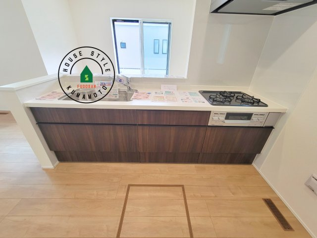 菊池市西寺第1-6棟（4号棟）のキッチン|ダイニングテーブルへの配膳がラクラク、お料理はかどるカウンター付きシステムキッチン！