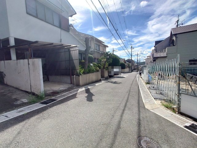 ◆令和７年４月リフォーム完了◆並列駐車２台可能◆２面バルコニー◆宇治市木幡檜尾の前面道路含む現地写真|前道