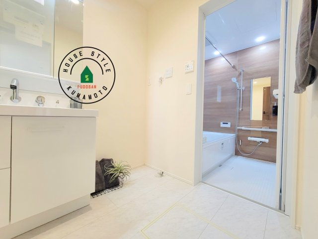 菊池市西寺第1-6棟（6号棟）の脱衣所|ゆとりの洗面スペースで朝の身支度もスムーズに。暮らしを快適に変えるシャワー付洗面台です！