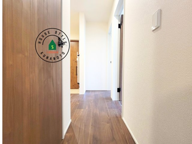 菊池市西寺第1-6棟（6号棟）の内装|＜手すり付階段＞手すりがないと階段の昇り降りで危険なことはもちろん、壁に手をつきながら歩くことで壁紙が汚れやすくなります。すべての方に快適に昇り降りしていただくため、手すりを設置しました。