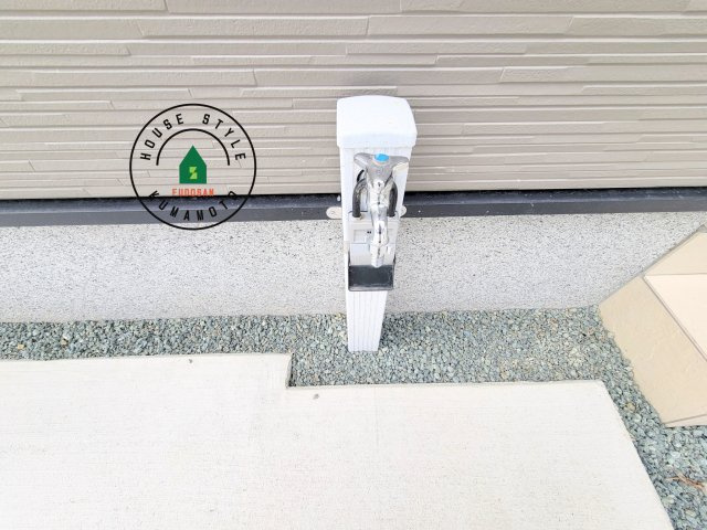 菊池市西寺第1-6棟（6号棟）のバルコニー|風をしっかりと感じられるバルコニーでは、毎日が洗濯日和です。広々としているので洗濯も楽しくなるでしょうし、気分転換にバルコニーからの眺めを楽しむのもいいでしょう。