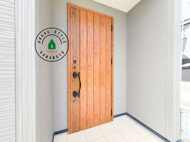 菊池市西寺第1-6棟（6号棟）の玄関|おでかけの時も帰った時も、「我が家」を最初に感じでもらえる素敵な空間に。