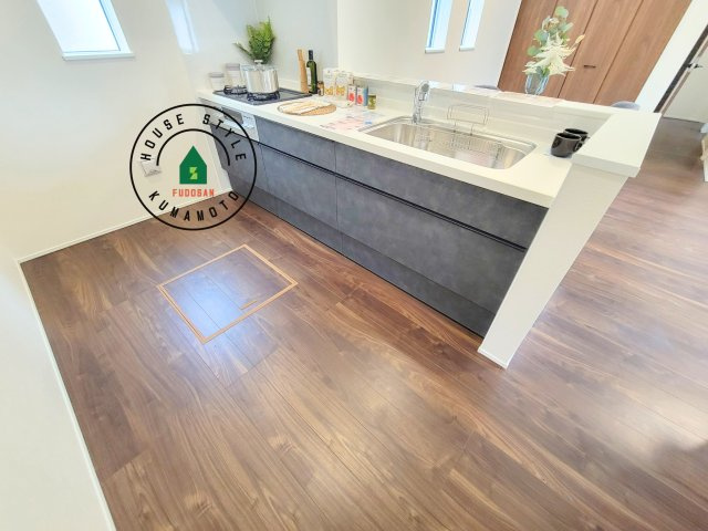 菊池市西寺第1-6棟（6号棟）のキッチン|ご家族を近くに感じられる対面キッチンのLDK。会話もはずみそうですね。