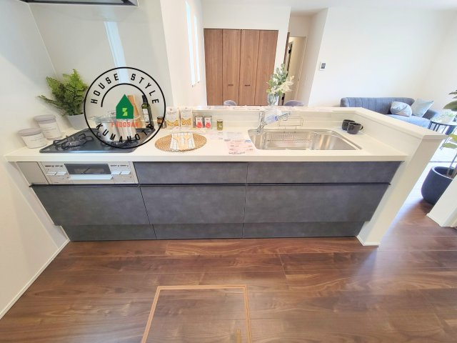 菊池市西寺第1-6棟（6号棟）のキッチン|ダイニングテーブルへの配膳がラクラク、お料理はかどるカウンター付きシステムキッチン！