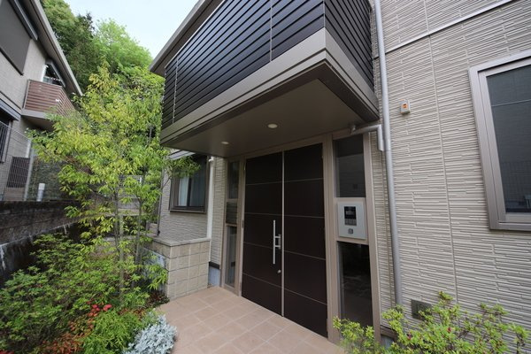 生駒市西松ケ丘のアパートのエントランス