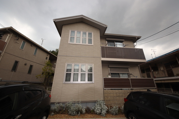 生駒市西松ケ丘のアパートの外観