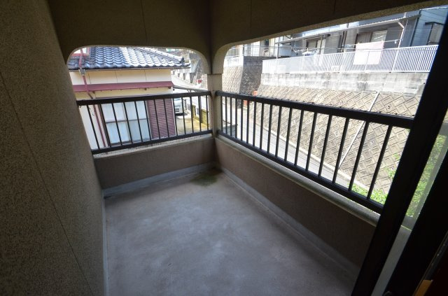 中古住宅（八幡東区中尾三丁目）のバルコニー|令和７年７月６日撮影　