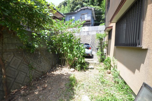 中古住宅（八幡東区中尾三丁目）の庭|駐車場を縦列に増設可能です。