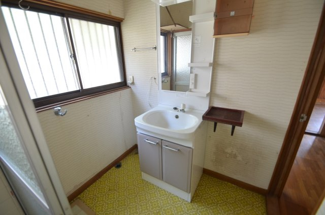 中古住宅（八幡東区中尾三丁目）の独立洗面台|令和７年７月６日撮影　