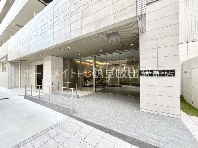 東大阪市高井田西６丁目の賃貸マンションのエントランス