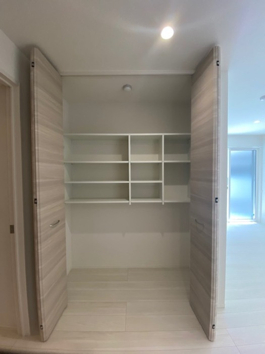 カーサルミノサ王子町の居間・リビング|こちらのリビングで趣味の時間をお楽しみください