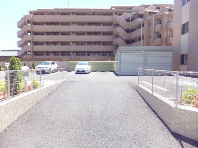 グラース・ベル・ウッドの駐車場