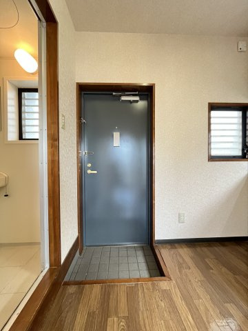 真装マンションの玄関