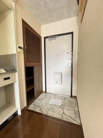 ピーチマンションの玄関